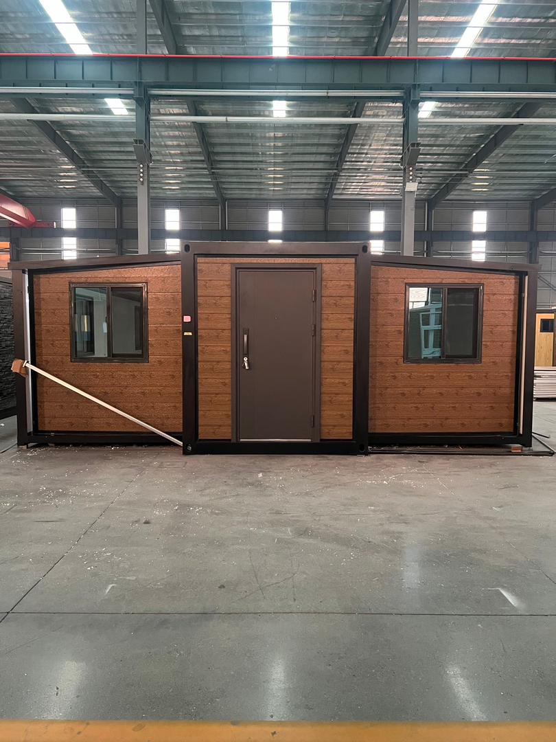 Разгъваема контейнерна къща с дървесна облицовка