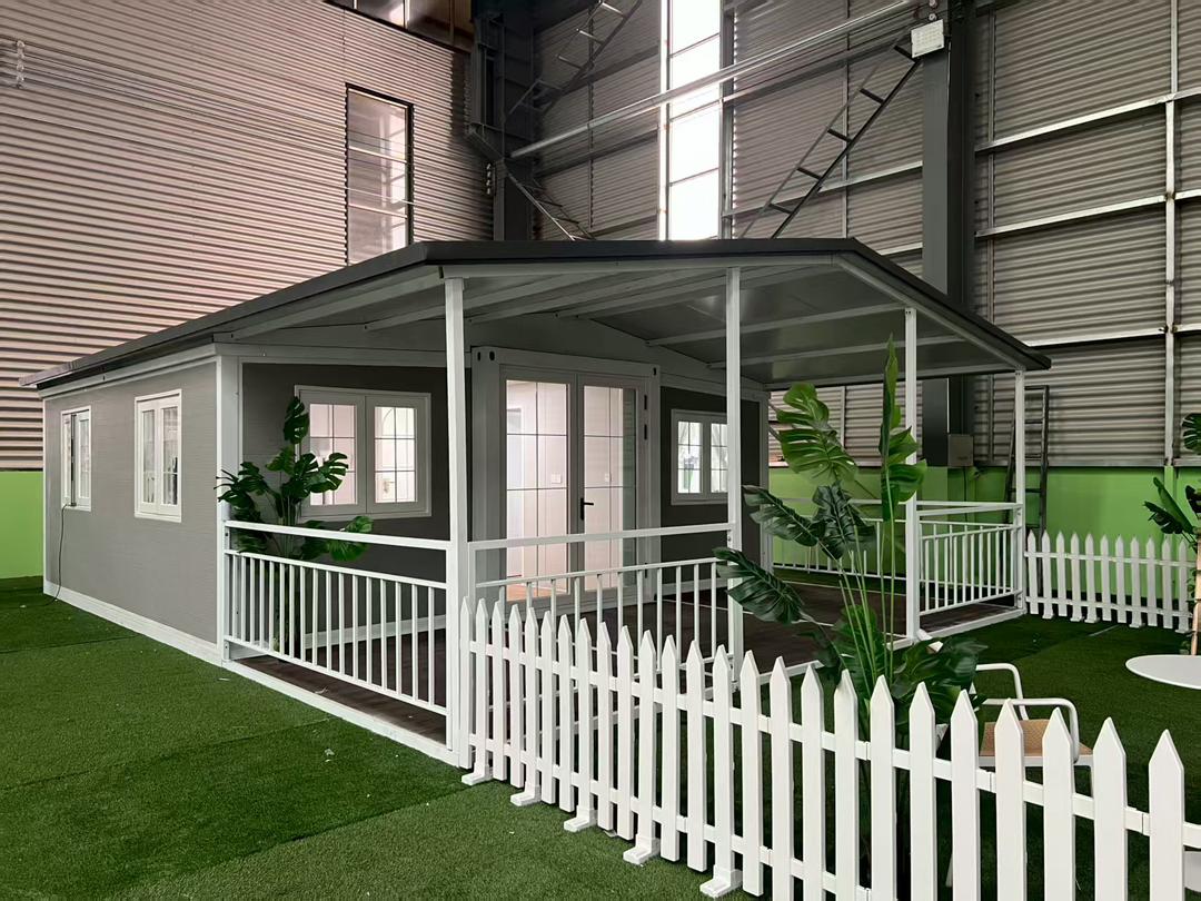 Сива модулна къща с покрита веранда