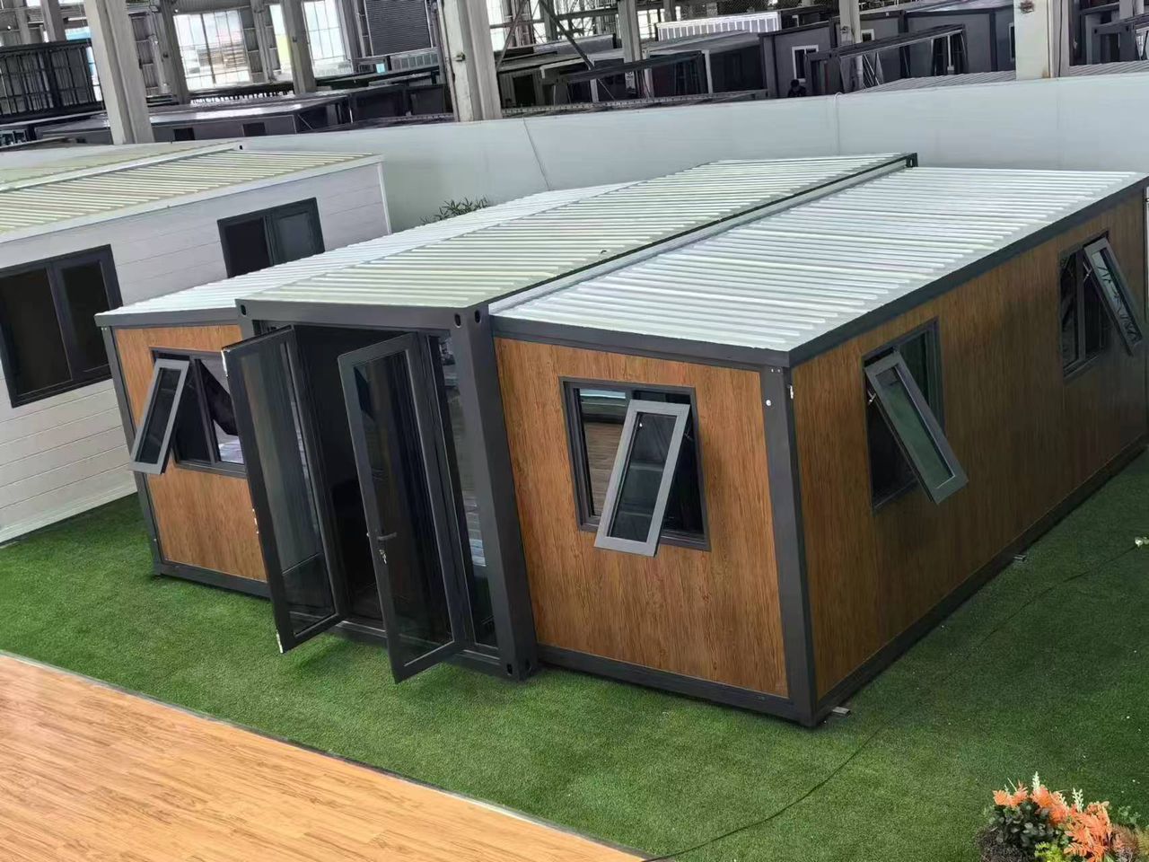 Две разгъваеми контейнерни кутии с дървесна облицовка