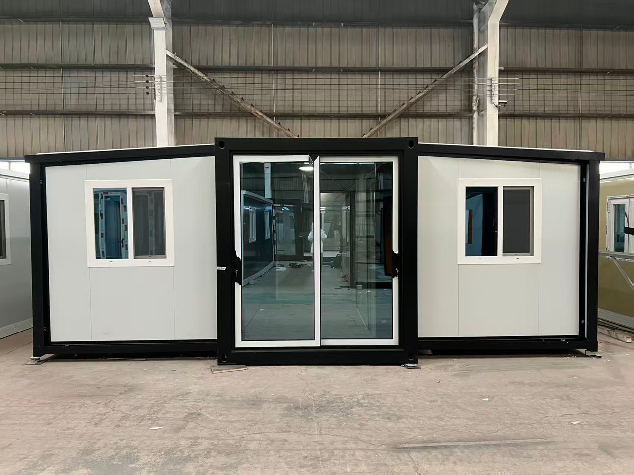 Бяла разгъваема контейнерна къща, предна фасада