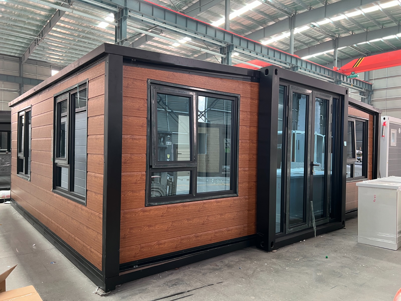 Разгъваема контейнерна къща с дървесна облицовка, ъглова перспектива