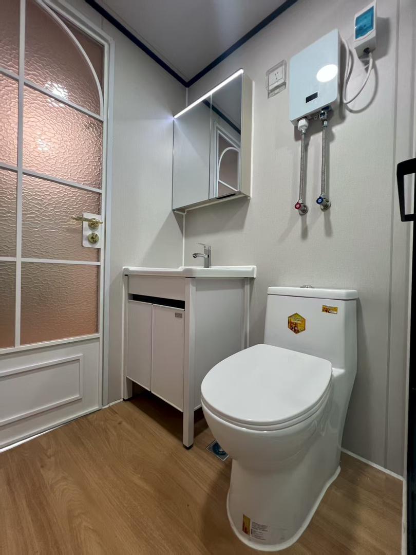 Баня с бойлер, огледален шкаф и ретро стъклена врата