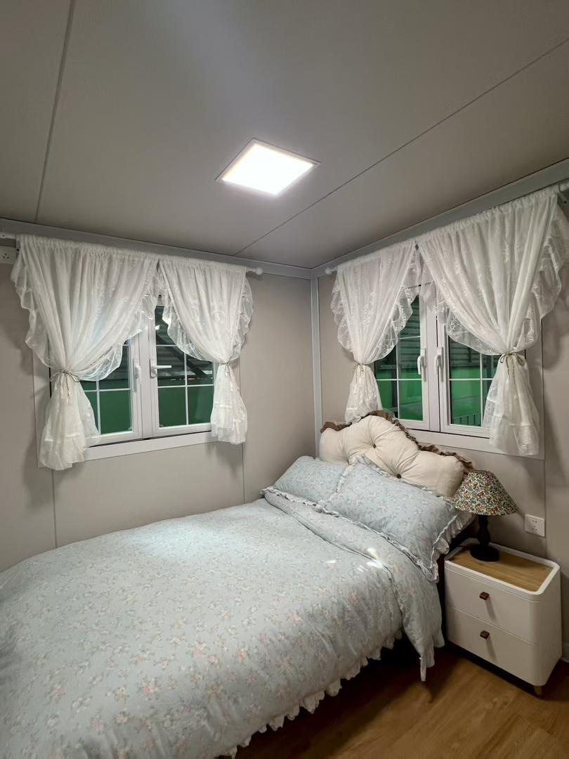 Спалня с двойно легло и дантелени завеси