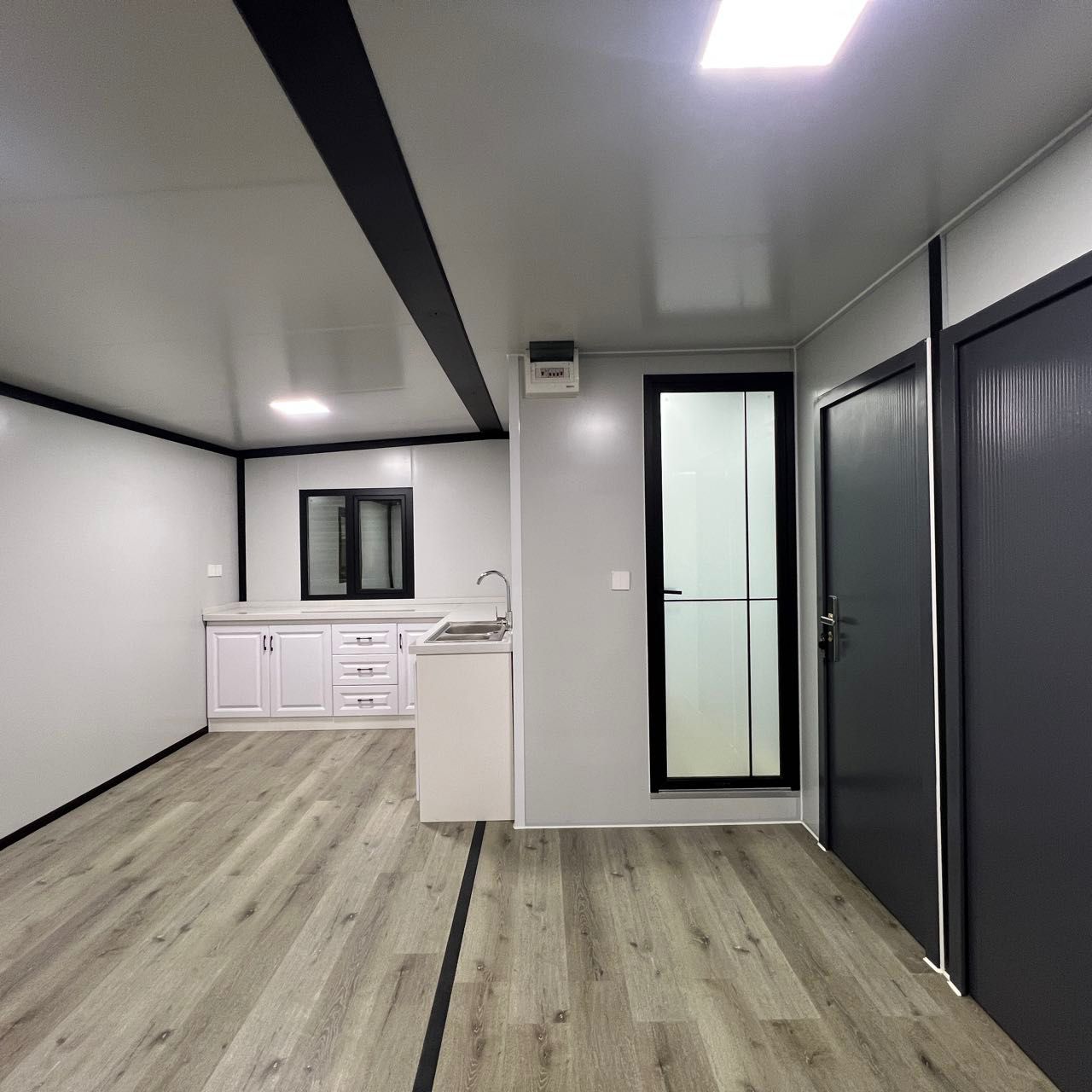 Просторна студио стая с кухненски кът и плъзгащи врати