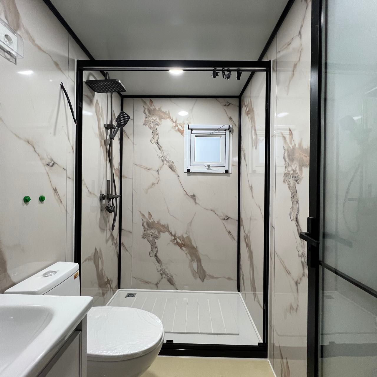 Луксозна баня с мраморни стени и дъждовен душ