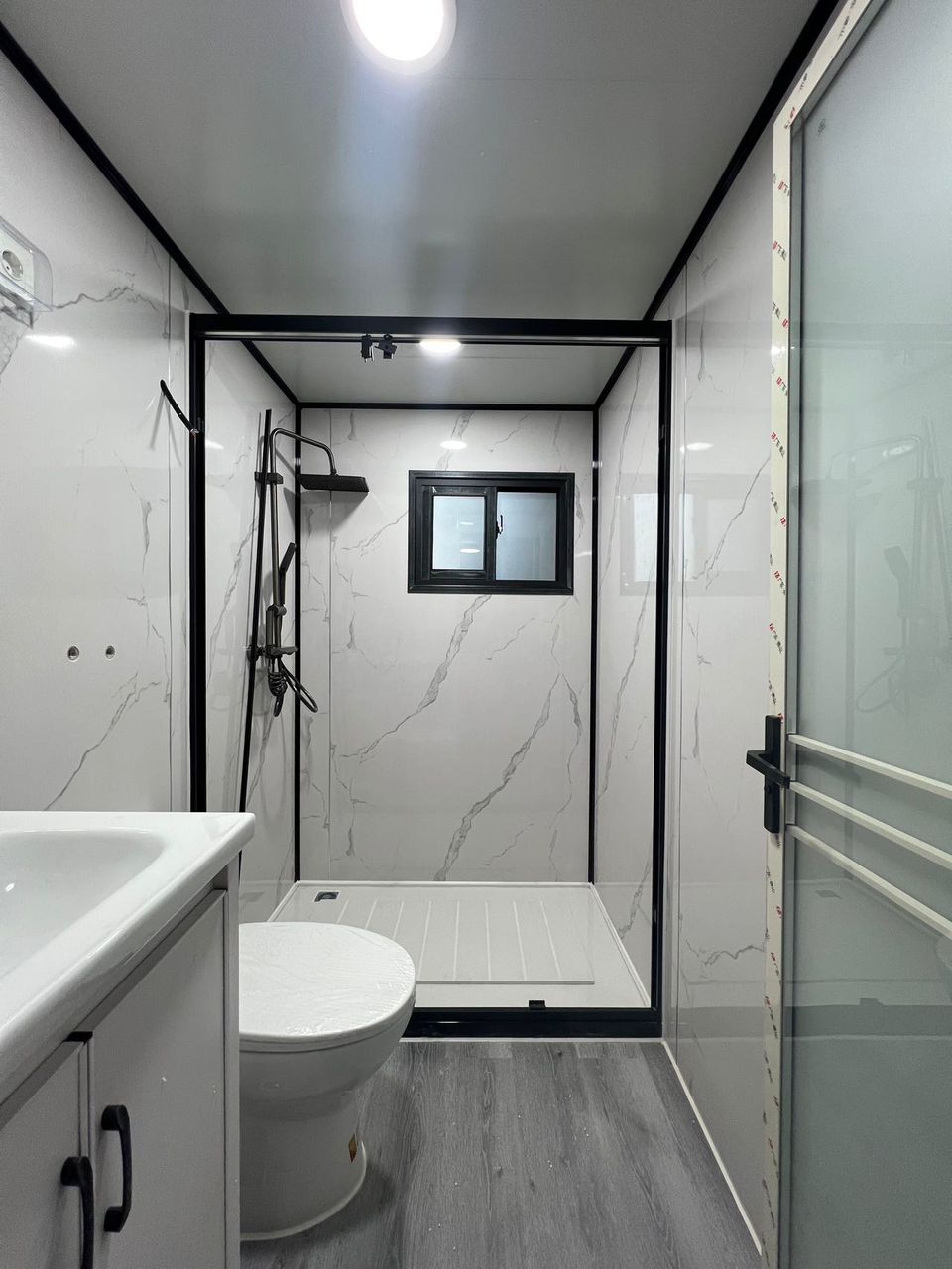 Баня с мраморна облицовка, душ и тоалетна